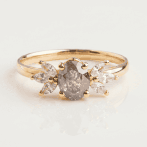 טבעת יהלום אובלי ויהלומי מרקיזה פרח