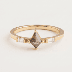 טבעת יהלום קייט אפור ויהלומי באגט לבנים