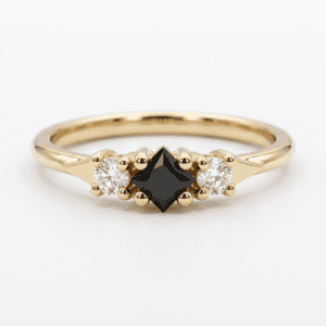 טבעת אבן ספינל ריבוע וספירים לבנות