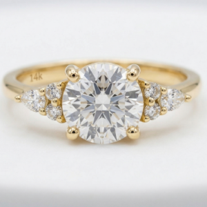 טבעת אר דקו יהלום עגול ויהלומי צד