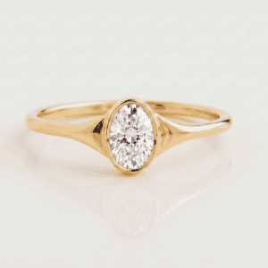 טבעת סוליטר אובלית בשיבוץ כוס